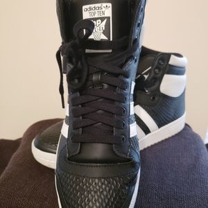 Adidas Top TEN HI Blk & Whi Sz 11. Like New